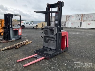 Raymond 520-OPC30TT Order Picker