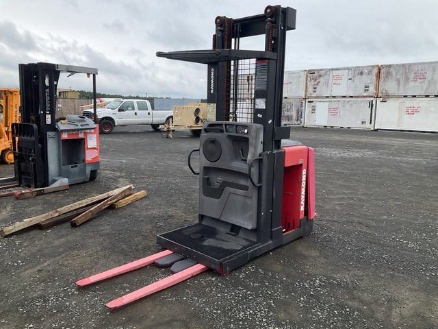 Raymond 520-OPC30TT Order Picker Raymond 520-OPC30TT Order Picker