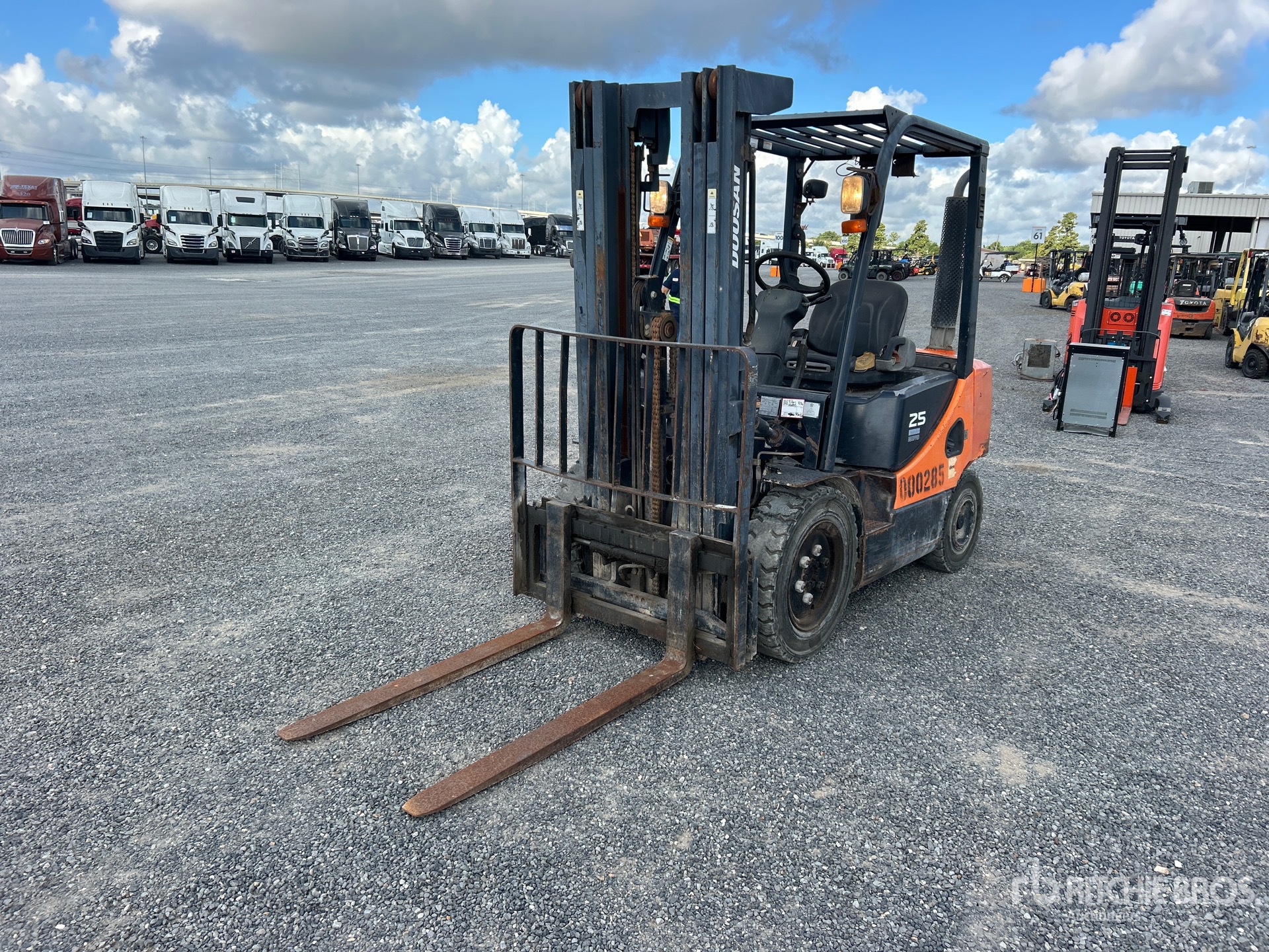 2014 Doosan D25S-7T4 4600 lb Pneumatic Tire Forklift