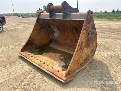 Accurate  84 in Cleanup Excavator Bucket - Fits John Deere 470G