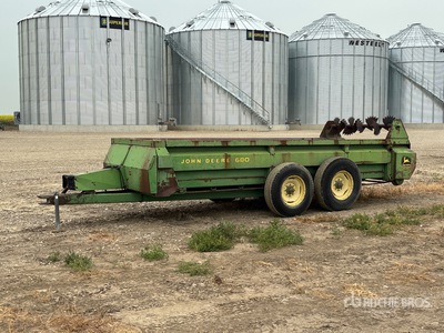 John Deere 680 19 ft Dry Spinner T/A Manure Spreader