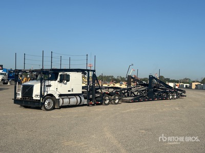 2017 Volvo VAH 6x4 Sleeper Camión portavehiculos
