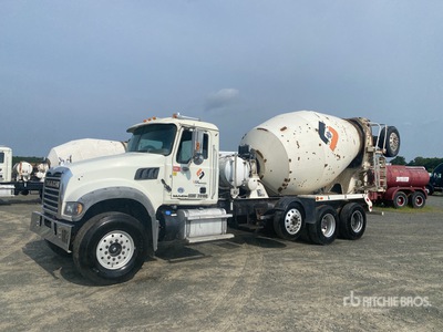 2017 Mack Granite GU713 8x4 Camion malaxeur