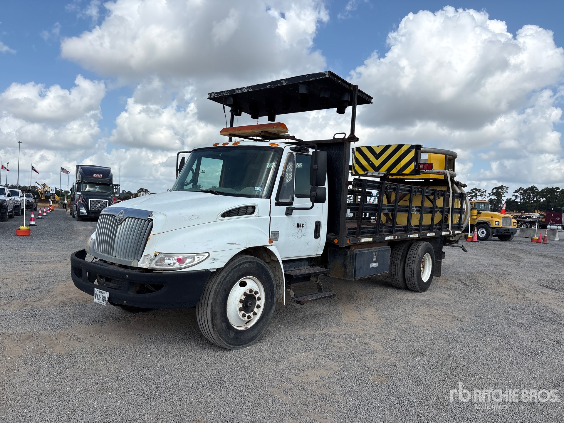 2004 International 4300 4x2 Attenuator Truck