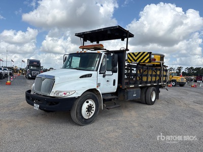 2004 International 4300 SBA 4x2 botsabsorbers Truck