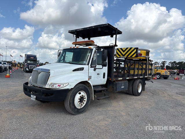 2004 International 4300 4x2 Attenuator Truck