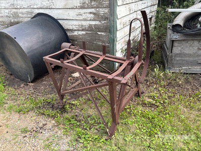Antique Saw Stand Antiquités