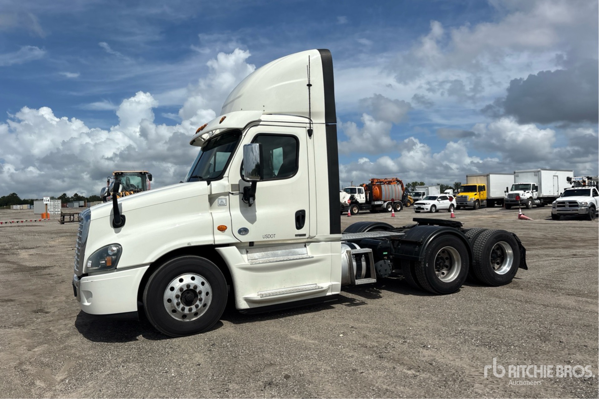 2019 Freightliner Cascadia 125 6x4 T/A Day Cab Truck Tractor