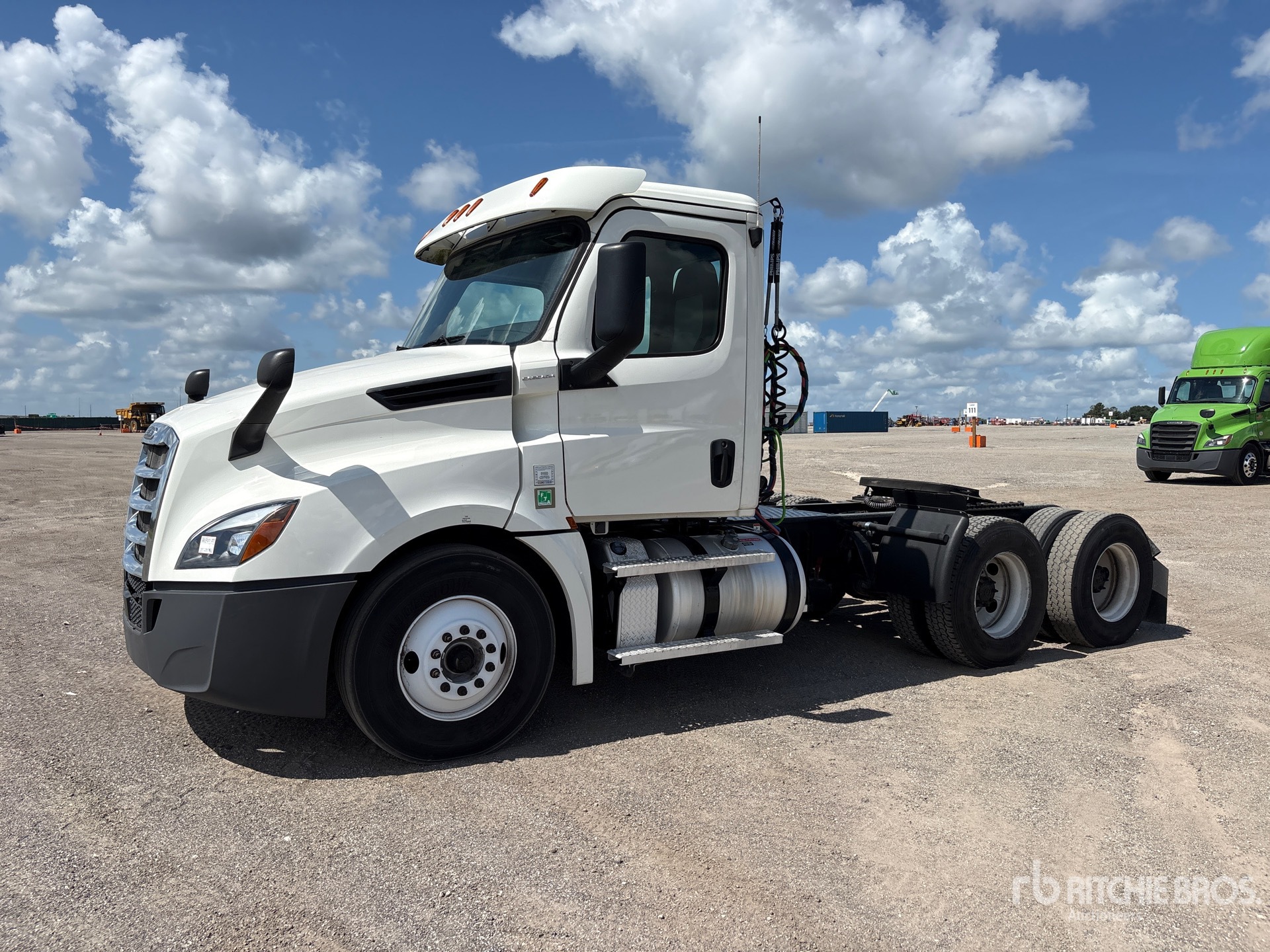 2020 Freightliner Cascadia 126 6x4 T/A Day Cab Truck Tractor