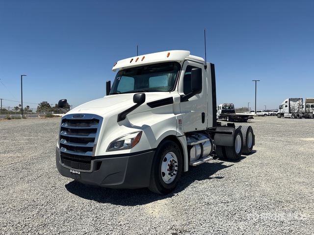 2018 Freightliner Cascadia 126 6x4 T/A Day Cab Truck Tractor