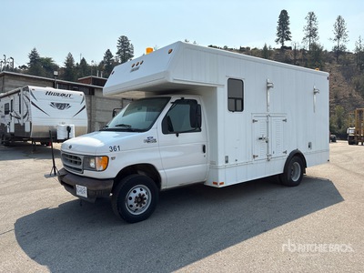 2002 Ford E-450 4x2 شاحنة متعددة الاغراض