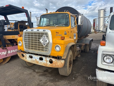 1984 Ford 8000 6x4 شاحنة مياه (Inoperable)