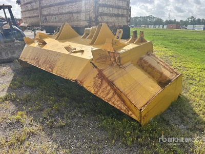 Cat 212 in U-Blade Dozer Blade