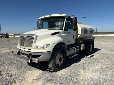 2015 International 4300 2000 gal 4x2 Ciężarówka na wodę