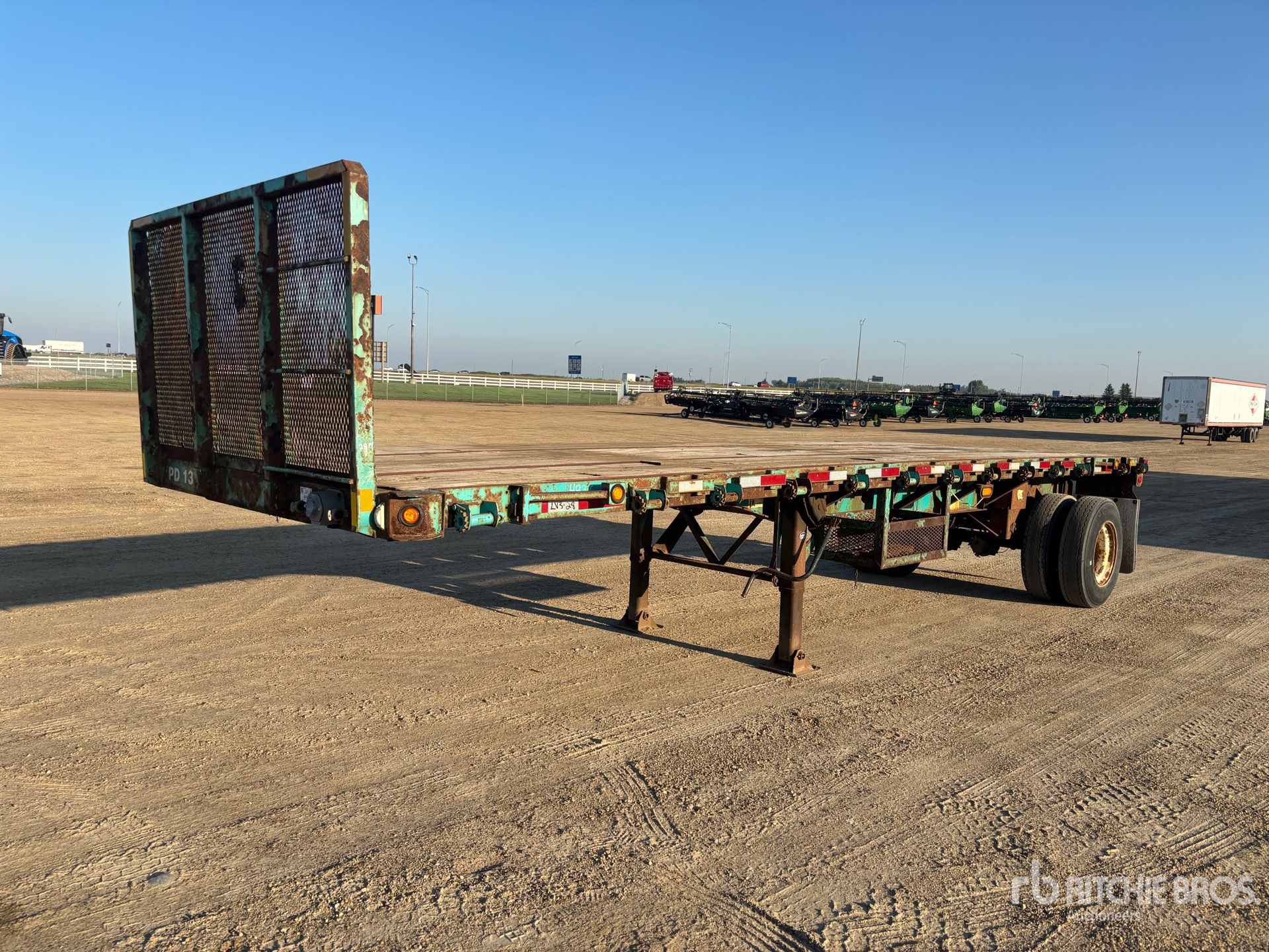 2010 Manac 28 ft S/A Flatbed Trailer