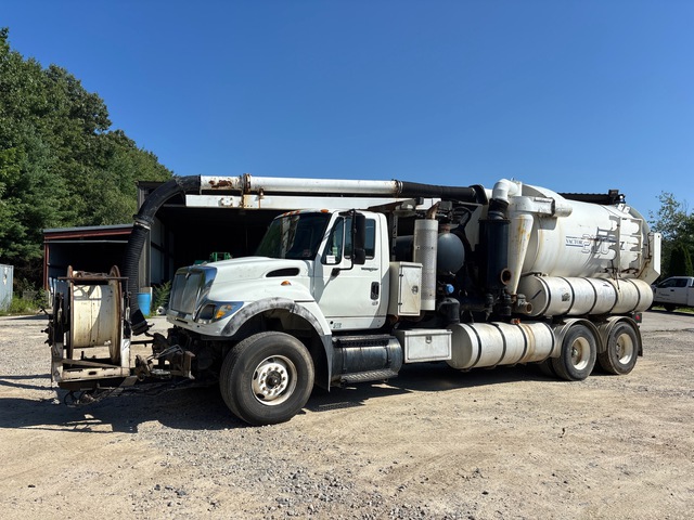 Vactor 2100 on 2006 International 7600 6x4 Vacuum Excavator Truck
