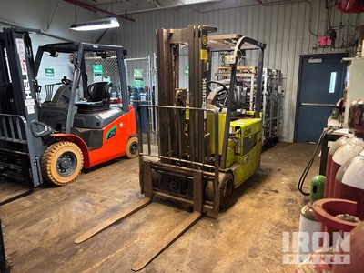 Clark TMX25 4500 lb Carretilla Elevadora Eléctrica
