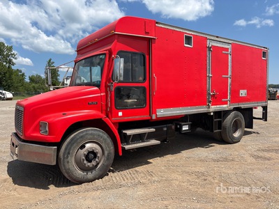 2004 Freightliner FL70 4x2 Camion fourgon