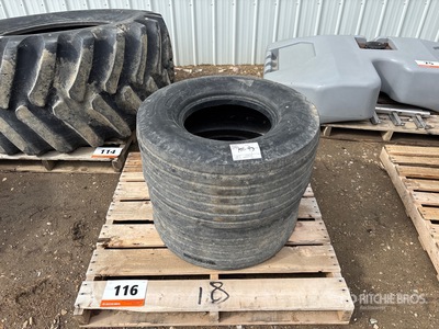 Quantity of (2) 13.5 - 15FI Équipements pour pneus