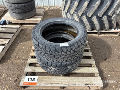 Quantity of (2) 275/55R20 Équipements pour pneus