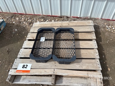 Quantity of (2) Tank Screen Pièces diverses