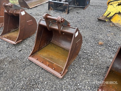 34 in Cleanup Excavator Bucket
