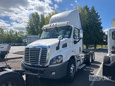 2015 Freightliner Cascadia 113 6x4 تراكتور شاحنة نهارية (ثنائية المحور)