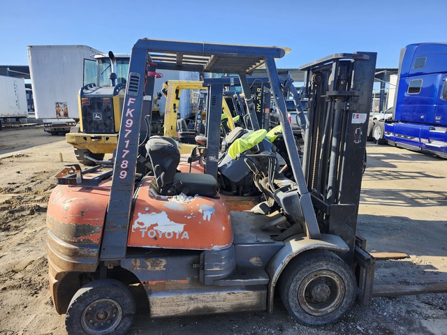 1996 Toyota 6FGU25 Pneumatic Tire Forklift (Inoperable)