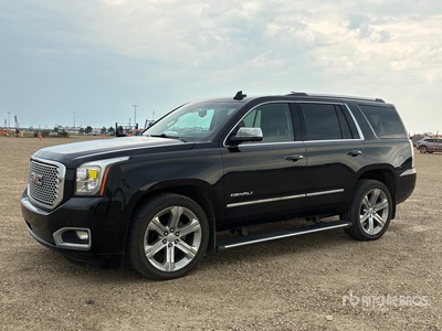 2017 GMC Yukon Denali 4WD を見 SUV