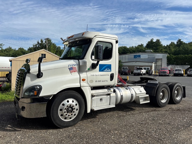2017 Freightliner Cascadia 125 6x4 T/A Day Cab Truck Tractor
