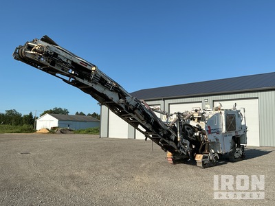 2011 Roadtec RX400E Tracked Asfalteer frees machine