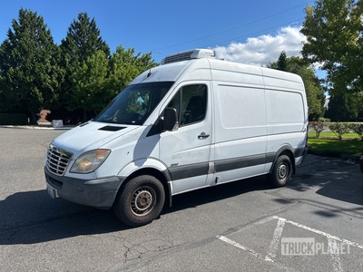 2010 Freightliner Sprinter 2500 4x2 شاحنة مبردة