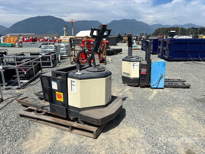 Quantity of (2) Crown Electric Palettenheber