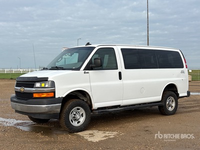 2017 Chevrolet Express 3500 4x4 10 Passenger Van