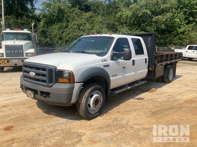 2006 Ford F-450 XL 4x2 Crew Cab Camion à Plateau