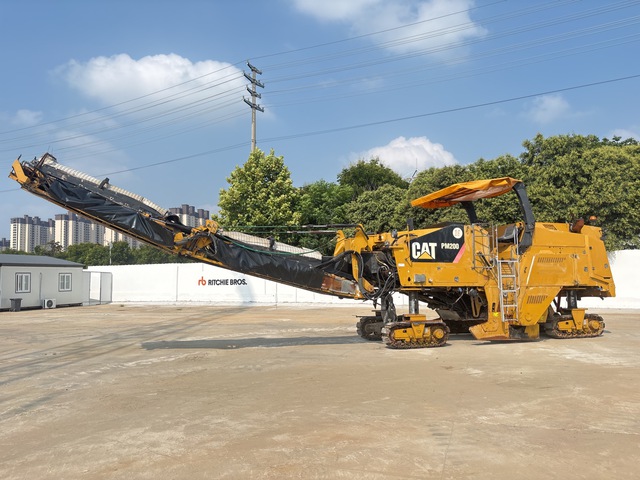 Cat PM200 Tracked Cold Planer