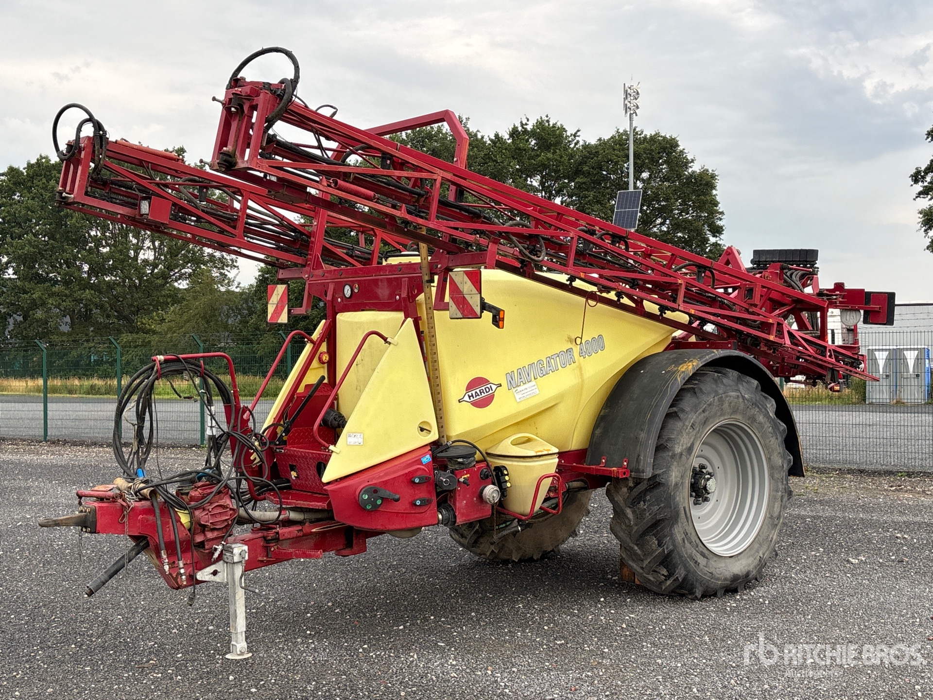 2010 Hardi Navigator 4000 Pull-Type Sprayer