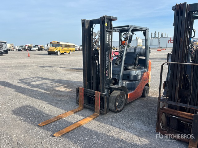 2017 Toyota 8FGCU25 4500 lb Pneumatic Tire Forklift
