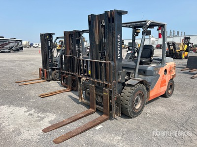 Toyota 8FD45U 8500 lb Pneumatic Tire Carretilla Elevadora