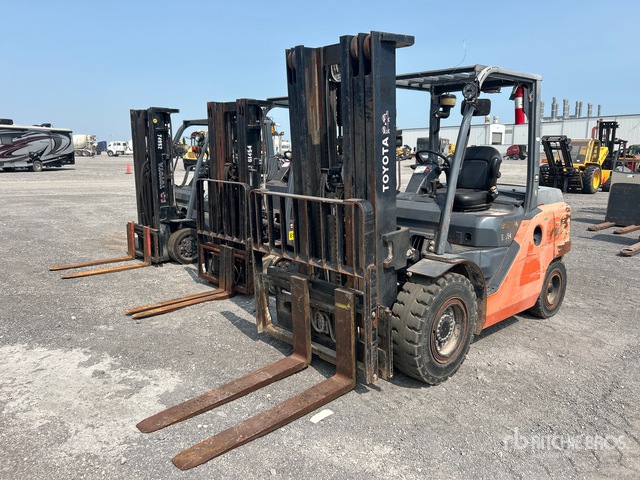 Toyota 8FD45U 8500 lb Pneumatic Tire Forklift