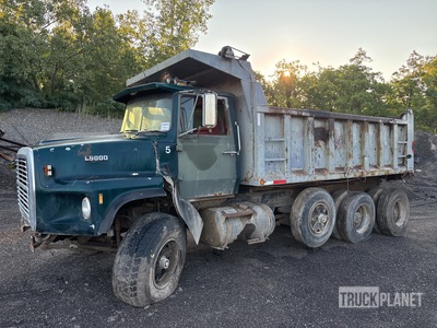 1987 Ford L9000 8x4 を見 Dump Truck (Inoperable)