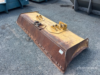 Cat 114 in Dozer Blade