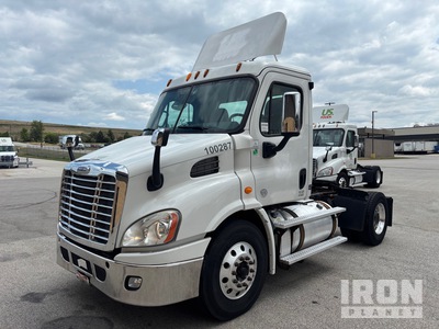 2013 Freightliner CA113 4x2 S/A Day Cab Truck Tractor