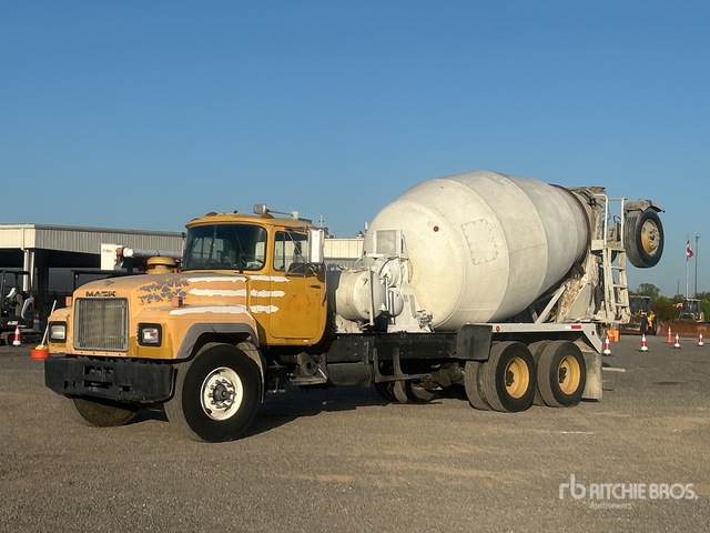 2000 Mack RD690S 8x4 Mixer Truck