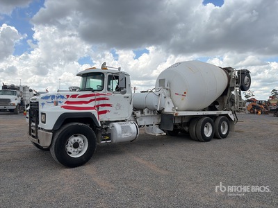2000 Mack RD690S 6x4 Mixer Truck