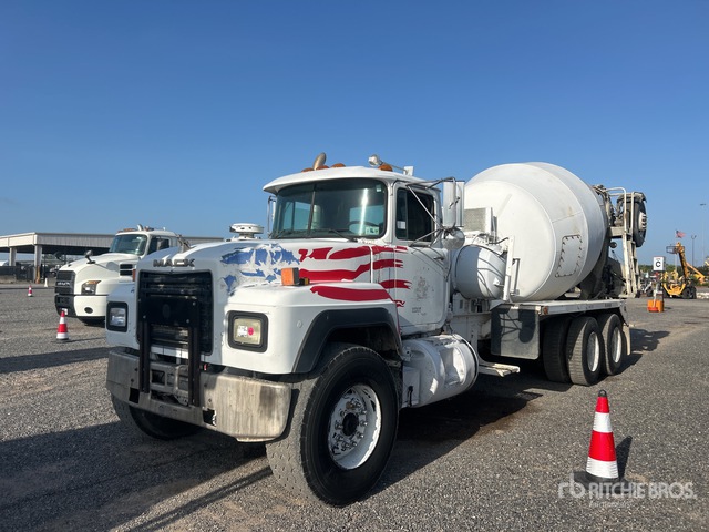 2000 Mack RD690S 6x4 Mixer Truck