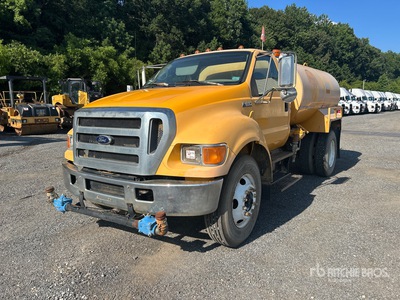 2005 Ford F-650 4x2 Camion cisterna de agua (Inoperable)