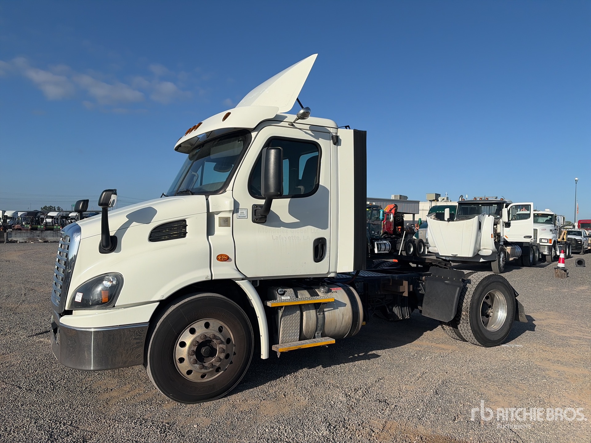 2017 Freightliner Cascadia 113 4x2 S/A Day Cab Truck Tractor