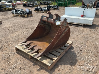 30 in Digging Excavator Bucket