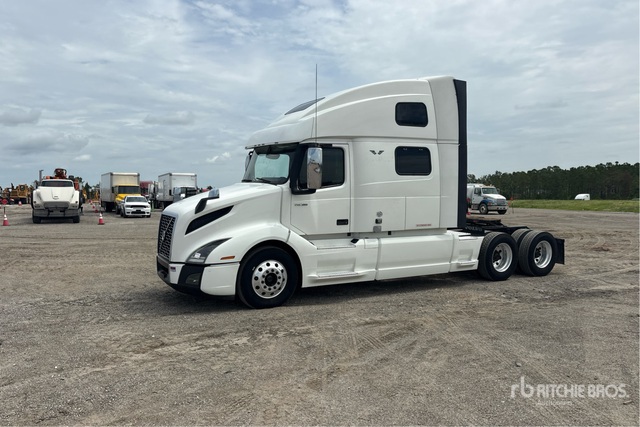 2020 Volvo VNL860 6x4 T/A Sleeper Truck Tractor